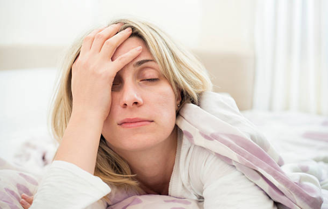 Sáng dậy người mệt mỏi, uể oải là biểu hiện điển hình của tình trạng mất ngủ